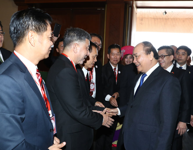 Thủ tướng Nguyễn Xuân Phúc gặp doanh nhân Việt kiều và doanh nghiệp vùng đông bắc Thái Lan sáng 19-8 tại tỉnh Nakhon Phanom - Ảnh: TTXVN