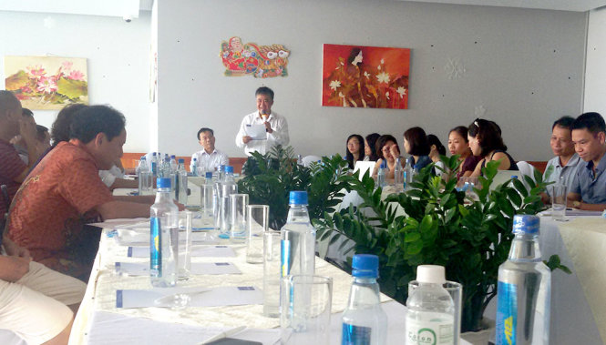 Giám đốc Công ty TNHH SXTMDV Bạch Việt Đào Tiến Sử đang giải thích với khách hàng đang đòi nợ và đòi lại căn hộ du lịch tại khách sạn Bavico ở Nha Trang ngày 20-8-2017- Ảnh: PHAN SÔNG NGÂN