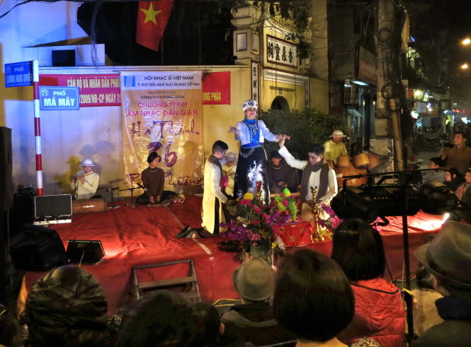 Các hoạt động nghệ thuật như hát văn, xẩm, ca trù phục vụ du khách trên phố Mã Mây (Hà Nội) Ảnh: T.T.D.