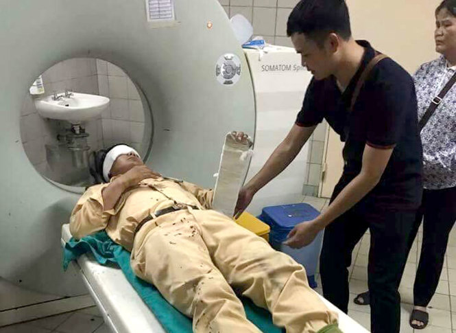 Sau khi gặp nạn, thiếu uý Tuấn đã được lực lượng chức năng đưa đến bệnh viện Bạch Mai điều trị - Ảnh: Facebook