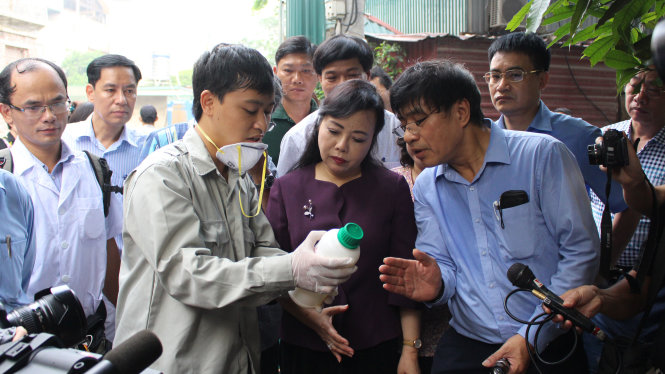 Bộ trưởng bộ Y tế Nguyễn Thị Kim Tiến kiểm tra quy trình pha hóa chất của các cán bộ trung tâm y tế dự phòng quận Tây Hồ, Hà Nội - Ảnh: CHÍ TUỆ