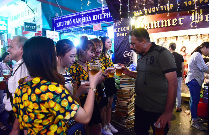 Bia được một cửa hàng phát miễn phí cho du khách - Ảnh: HỮU THUẬN