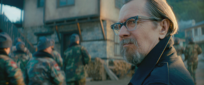 Nam diễn viên kì cựu Gary Oldman xuất hiện khá ít ỏi trong phim, vào vai một tên trùm khủng bố người Nga