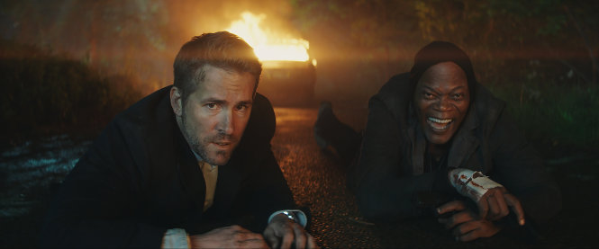 Ryan Reynolds và Samuel L. Jackson có lần hợp tác đầu tiên đầy ăn ý trong phim