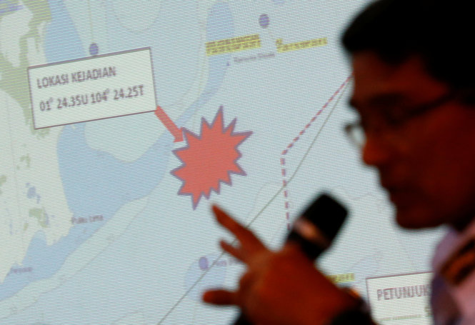 Một quan chức Malaysia chỉ địa điểm xảy ra vụ va chạm giữa tàu chiến Mỹ và tàu chở dầu sáng 21-8 - Ảnh: REUTERS