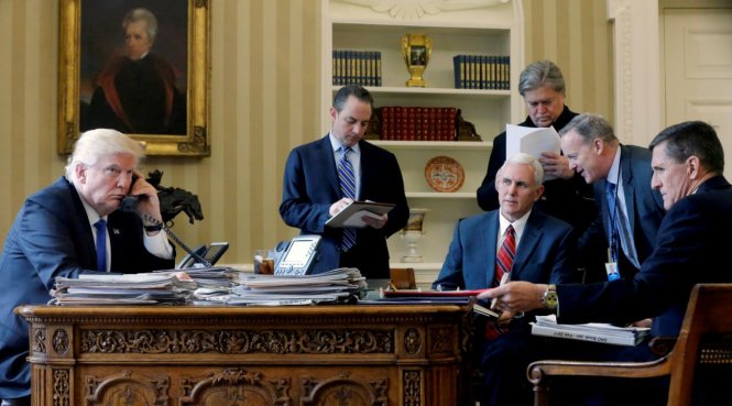 Tổng thống Donald Trump và các quan chức cao cấp tại Nhà Trắng hồi tháng 1-2017. Bên cạnh ông Trump từ trái sang là Reince Priebus, Mike Pence, Steve Bannon (đứng sau), Sean Spicer và Michael Flynn - Ảnh: Reuters