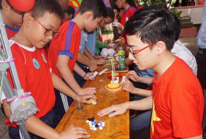 Học sinh trải nghiệm trò chơi toán học của câu lạc bộ toán học tại lễ hội -  Ảnh: H.HG.