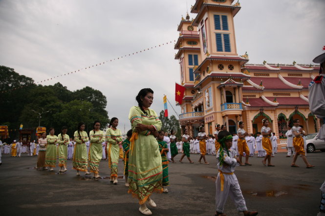 Đội vũ nhạc của người Tà Mun tham gia một nghi lễ tại Tòa thánh Tây Ninh - Ảnh: VIỄN SỰ