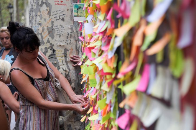 Người dân đặt thông điệp chia sẻ ở Barcelona sau vụ khủng bố - Ảnh: AFP