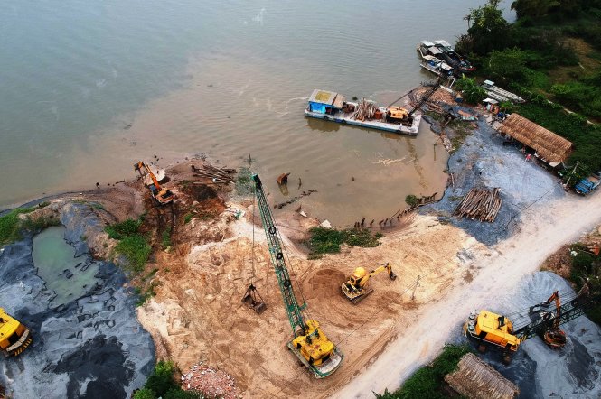 Vị trí sạt lở bờ bao tại bãi tập kết vật liệu xây dựng của Công ty TNHH xây dựng địa ốc Lan Anh, P.Thạnh Lộc (Q.12, TP.HCM) - Ảnh: THANH AN