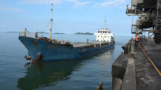 Một con tàu chở 3.000 tấn hạt nix rời cảng HVS (Khánh Hòa) đến Nhà máy ximăng Insee (Kiên Giang) Ảnh: TIẾN TRÌNH