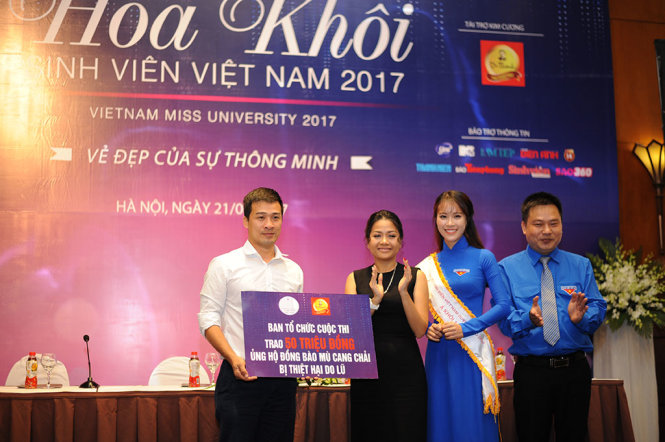 Ban tổ chức cuộc thi “Hoa khôi SVVN-2017” tặng 50 triệu đồng ủng hộ học sinh vùng lũ Mù Cang Chải (Yên Bái) -Ảnh: TÙNG DƯƠNG