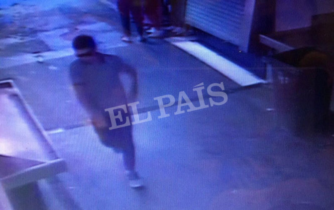 Hình ảnh được cho là nghi phạm Abouyaaqoub tẩu thoát qua một khu chợ đông đúc sau vụ tấn công ở Barcelona - Ảnh: REUTERS