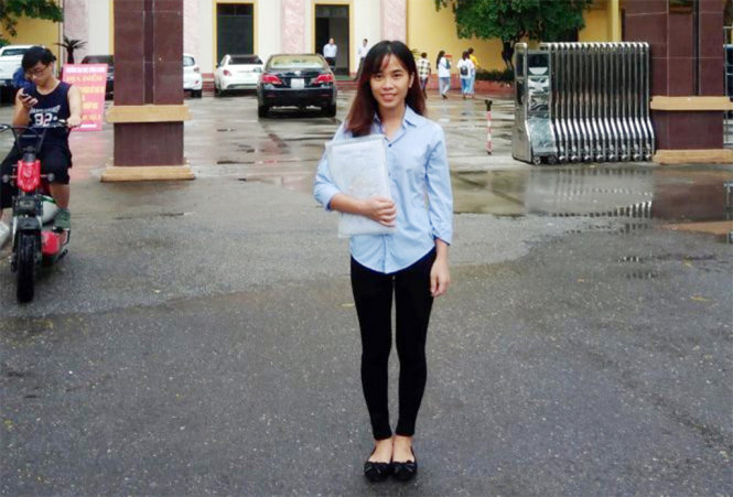 Lê Thị Huyền với niềm vui trong ngày nhận giấy báo nhập học của ĐH Công đoàn Hà Nội - Ảnh: N.V.