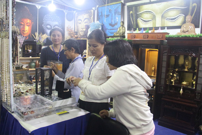 Người dân tham quan gian hàng văn hóa phẩm Phật giáo tại chùa Phổ Quang - Ảnh: MINH PHƯỢNG