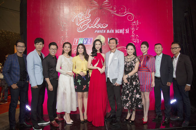 Đạo diễn Vũ Thành Vinh (giữa) cùng MC Đông Đào và 8 thí sinh của chương trình.