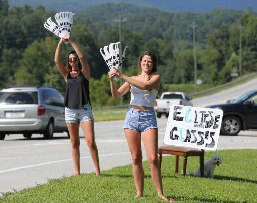 Ashley Ann Sander (trái) và Alexandra Dowling đang bán mắt kính ngắm nhật thực tại Clayton, Georgia - Ảnh: AP