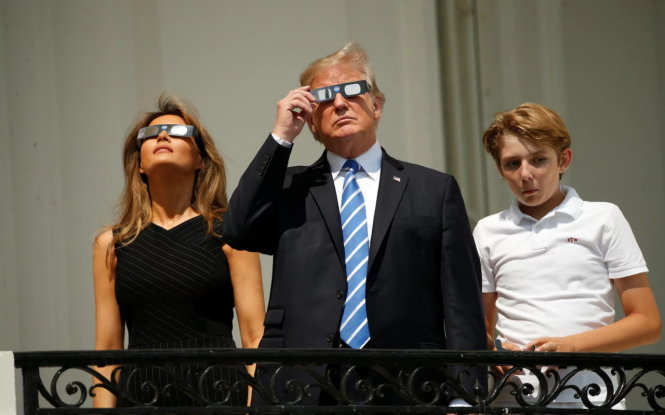 Gia đình của tổng thống Mỹ Donald Trump cùng nhau tận hưởng những khoảnh khắc của nhật thực tại Nhà trắng - Ảnh: REUTERS