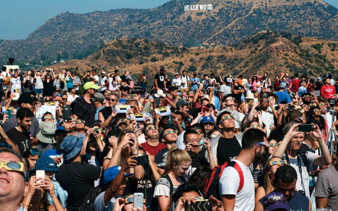 Đám đông tập trung trước biểu tượng Hollywood đón nhật thực - Ảnh: AP