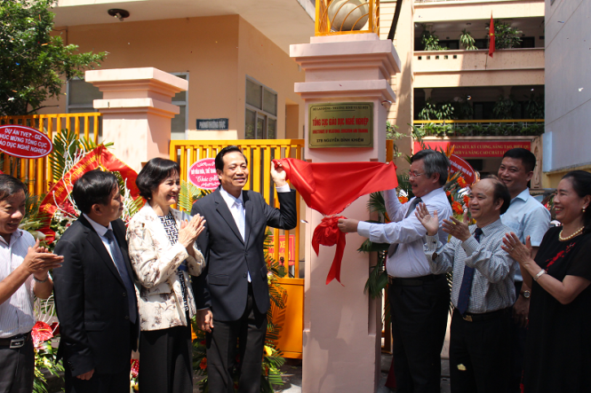 Bộ trưởng Đào Ngọc Dung khai trương biển tên mới của Tổng cục Giáo dục nghề nghiệp - Ảnh: VPTCDN