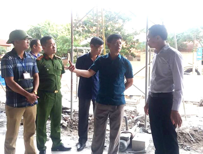 Phó Chủ tịch UBND tỉnh Vũ Văn Diện (bìa phải) nghe báo cáo thông tin vụ việc - Ảnh: Cổng TTĐT tỉnh Quảng Ninh