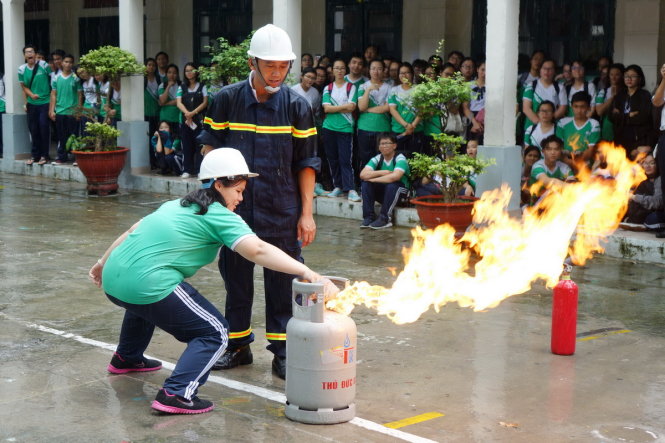 Học sinh trường THPT Lê Quý Đôn Q3, TPHCM thực hành chữa cháy tại chổ