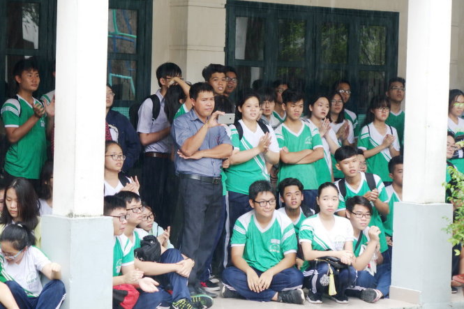 Mặc dù trời mưa nhưng học sinh trường THPT Lê Quý Đôn Q3, TPHCM vẫn chăm chú xem các bạn thực hành chữa cháy