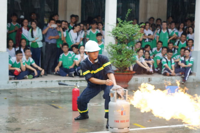 Cảnh sát PCCC đang hướng dẫn học sinh và thầy cô trường THPT Lê Quý Đôn Q3, TPHCM thực hành các động tác chữa cháy tại chổ.