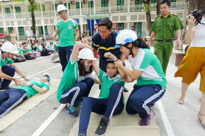 Học sinh trường THPT Lê Quý Đôn Q3, TPHCM thực hành vượt chướng ngại vật và động tác cứu người thoát khỏi đám cháy