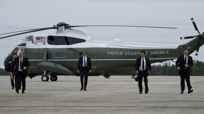 Các nhân viên Sở Mật vụ Mỹ tháp tùng tổng thống Donald Trump trong một chuyến công du - Ảnh: AFP