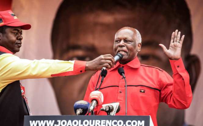 Tổng thống Angola Jose Eduardo Dos Santos đăng đàn phát biểu ngày 19-8 - Ảnh: AFP
