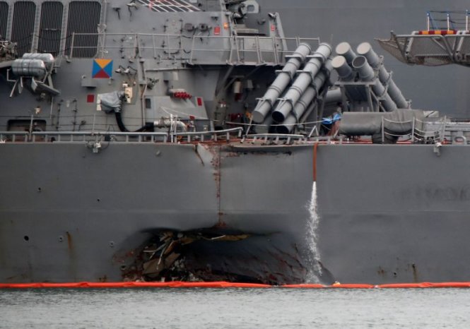 Tàu khu trục USS McCain sau va chạm - Ảnh: Reuters