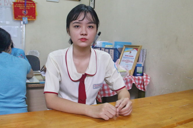 Dù năm học cuối cấp bận rộn, Phạm Hà Anh Thi vẫn đi coi trẻ vào ngày cuối tuần để kiếm thêm tiền trang trải học tập - Ảnh: MINH PHƯỢNG