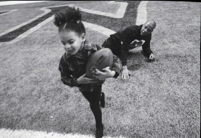 Con gái của Beyoncé chơi cùng bố, nghệ sĩ Jay Z - Ảnh: Beyoncé