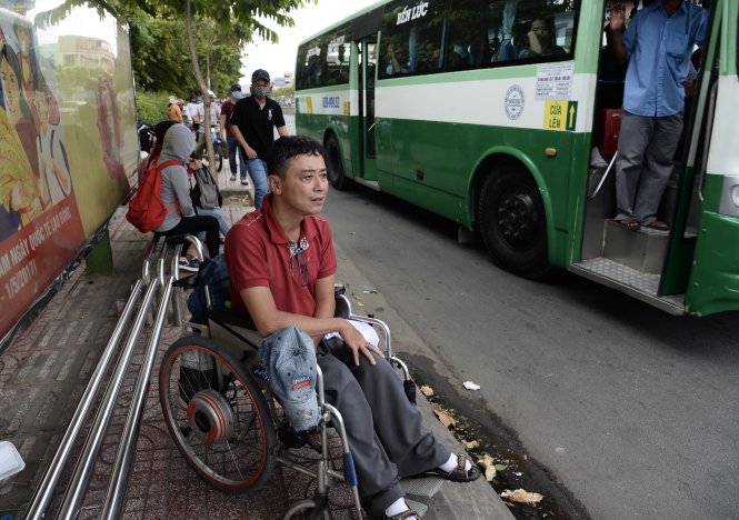 Ông Đặng Hưng Long, người có thẻ miễn phí đi xe buýt dành cho người khuyết tật nhưng chưa một lần sử dụng... - Ảnh: TỰ TRUNG