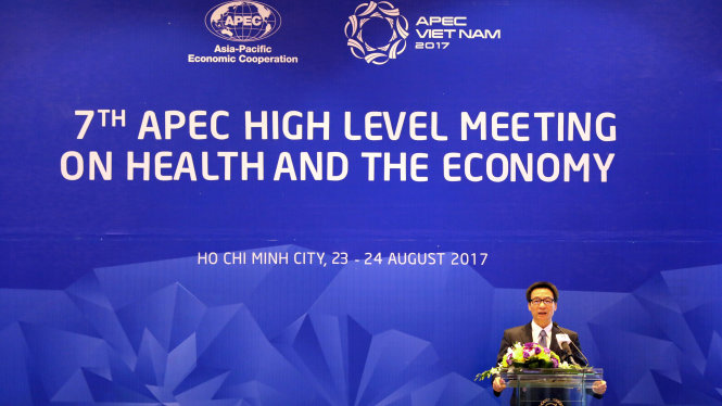 Phó thủ tướng Vũ Đức Đam phát biểu tại cuộc họp cao cấp lần thứ 7 về Y tế và Kinh tế diễn ra vào sáng 23-8 tại TP.HCM - Ảnh: HỮU KHOA