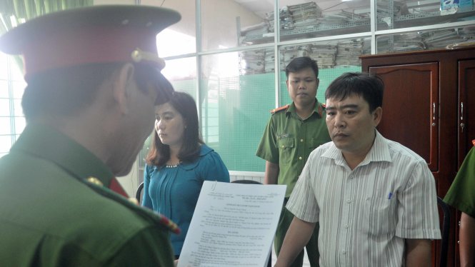 Cơ quan công an tống đạt quyết định khởi tố vụ án, khởi tố bị can và bắt tạm giam 4 tháng Nguyễn Thành Tân - Ảnh: HUY PHÁCH