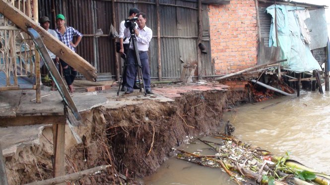 Sạt lở tiếp tục tạo ra hố xoáy đe dọa đến hàng chục căn nhà còn lại trong vùng lân cận - Ảnh: Hạnh Nguyễn