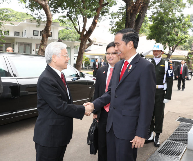 Tổng thống Indonesia Joko Widodo (phải) đón Tổng Bí thư Nguyễn Phú Trọng - Ảnh: TTXVN