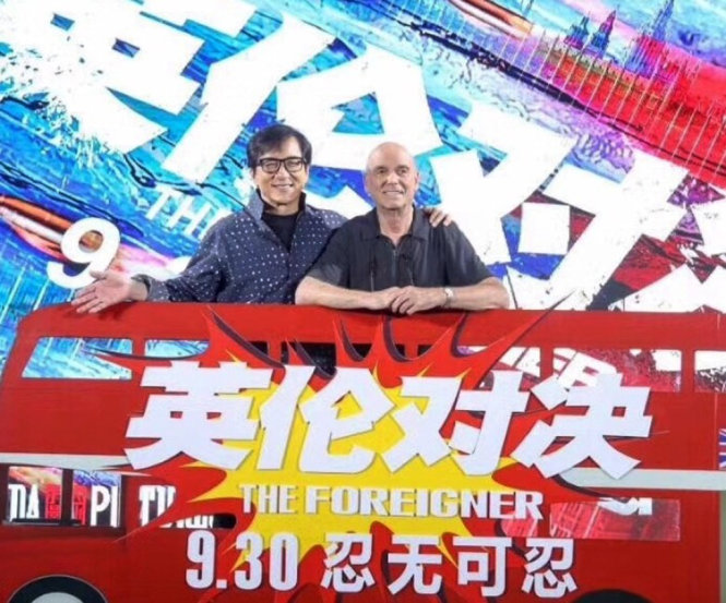 Thành Long và đạo diễn đạo diễn Martin Campbell trong buổi ra mắt bộ phim The Foreigner tại Bắc Kinh - Ảnh: Ifeng