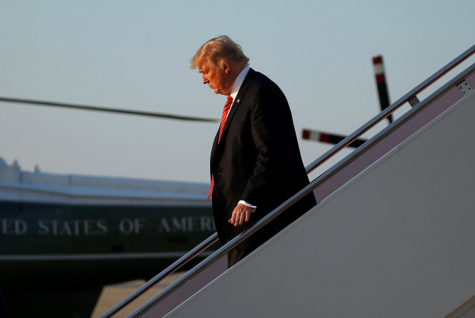 Tổng thống Donald Trump xuống máy bay tại sân bay Joint Base Andrews, bang Virginia - Ảnh: Reuters