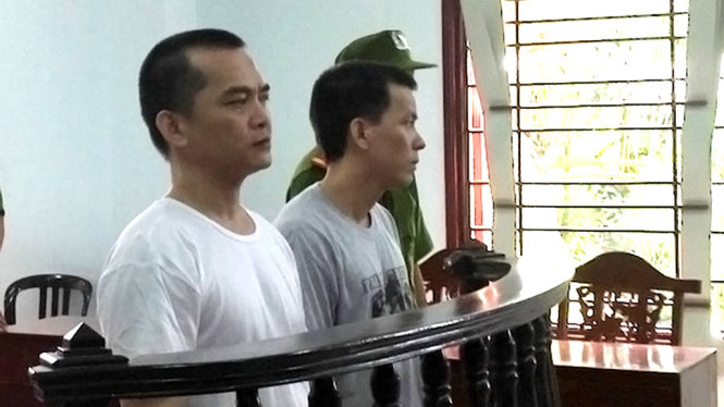 Trương Phong Hiền (trái) và Châu Ngọc Thưởng (phải) tại phiên xét xử ngày 24-8 - Ảnh: NGỌC VĨNH