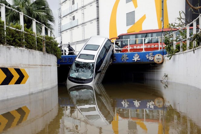 Một chiếc xe bị hư hỏng trong bão Hato ở Macau, Trung Quốc - Ảnh: Reuters