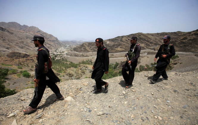 Binh sĩ Pakistan thuộc lực lượng tuần duyên đi tuần tra ở biên giới với Afghanistan ở Torkham - Ảnh: REUTERS