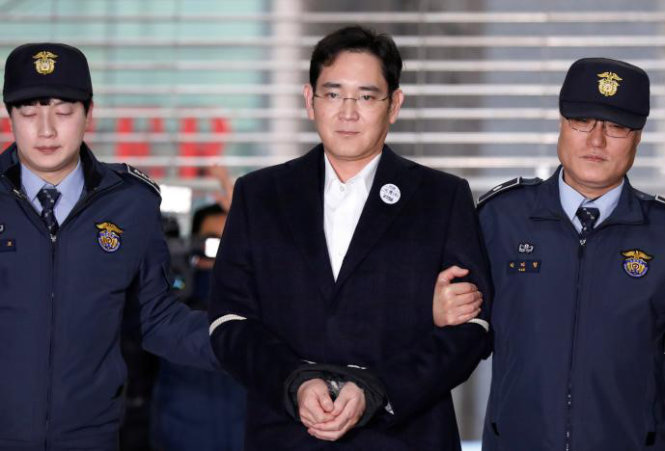 Phó chủ tịch Samsung Lee Jae Yong khi bị bắt tạm giam - Ảnh: REUTERS