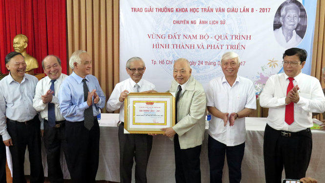 GS Phan Huy Lê (thứ 4 từ phải) thay mặt tập thể tác giả công trình nhận Giải thưởng Trần Văn Giàu từ Chủ tịch Tô Bửu Giám - Ảnh: L.ĐIỀN