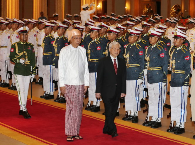 Tổng thống Myanmar Htin Kyaw và Tổng bí thư Nguyễn Phú Trọng duyệt đội danh dự - Ảnh: TTXVN