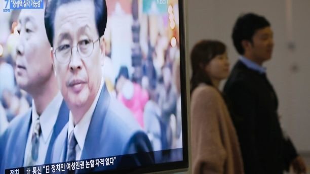 Bản tin truyền hình phát hình ảnh ông Jang Song Thaek, chú của nhà lãnh đạo Triều Tiên Kim Jong Un, tại một ga tàu ở Seoul, Hàn Quốc - Ảnh: Reuters