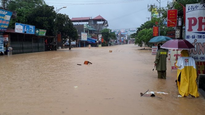 Thị trấn Chợ Chu, huyện Định Hóa, tỉnh Thái Nguyên ngập sâu trong nước khiến giao thông tê liệt. ảnh : PHÚC BẢO
