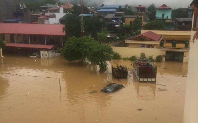 Nhiều khu vực tại huyện Định Hóa, Thái Nguyên nước ngập sâu 1m khiến nhiều ô tô chìm trong